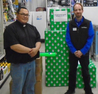 Inukjuak Store donates toys to St. Thomas Anglican Church.jpg (47 KB)